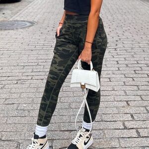 Alphalete Women's Premium Joggers - Olive Camo